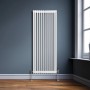 Weißer 3-Säulen Heizkörper 1800x562mm im traditionellen Design vor blauer Wand.