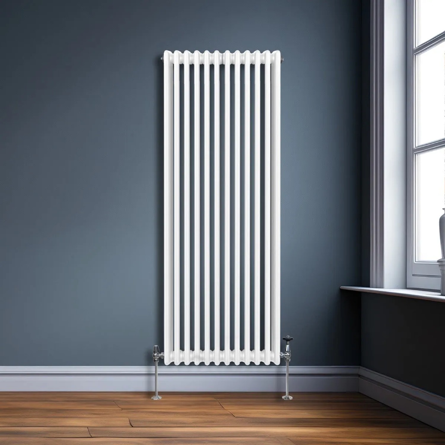 Weißer 3-Säulen Heizkörper 1800x562mm im traditionellen Design vor blauer Wand.