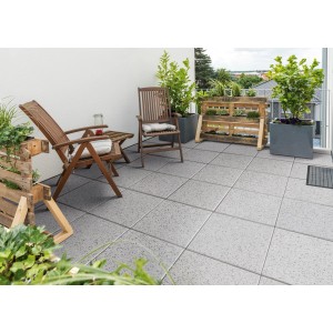 Terrasse mit Diephaus Mirador Terrassenplatten, Granit-hell, 40x40 cm, mit Gartenmöbeln und Pflanzen.