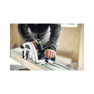 Festool Handkreissäge HK85EB-Plus in Weiß/Grün, geführt auf Schiene beim Holzzuschnitt. Präzises Sägen.