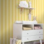 ESTAhome Vliestapete mit gelben Streifen in einem Kinderzimmer. Moderne Wanddekoration.