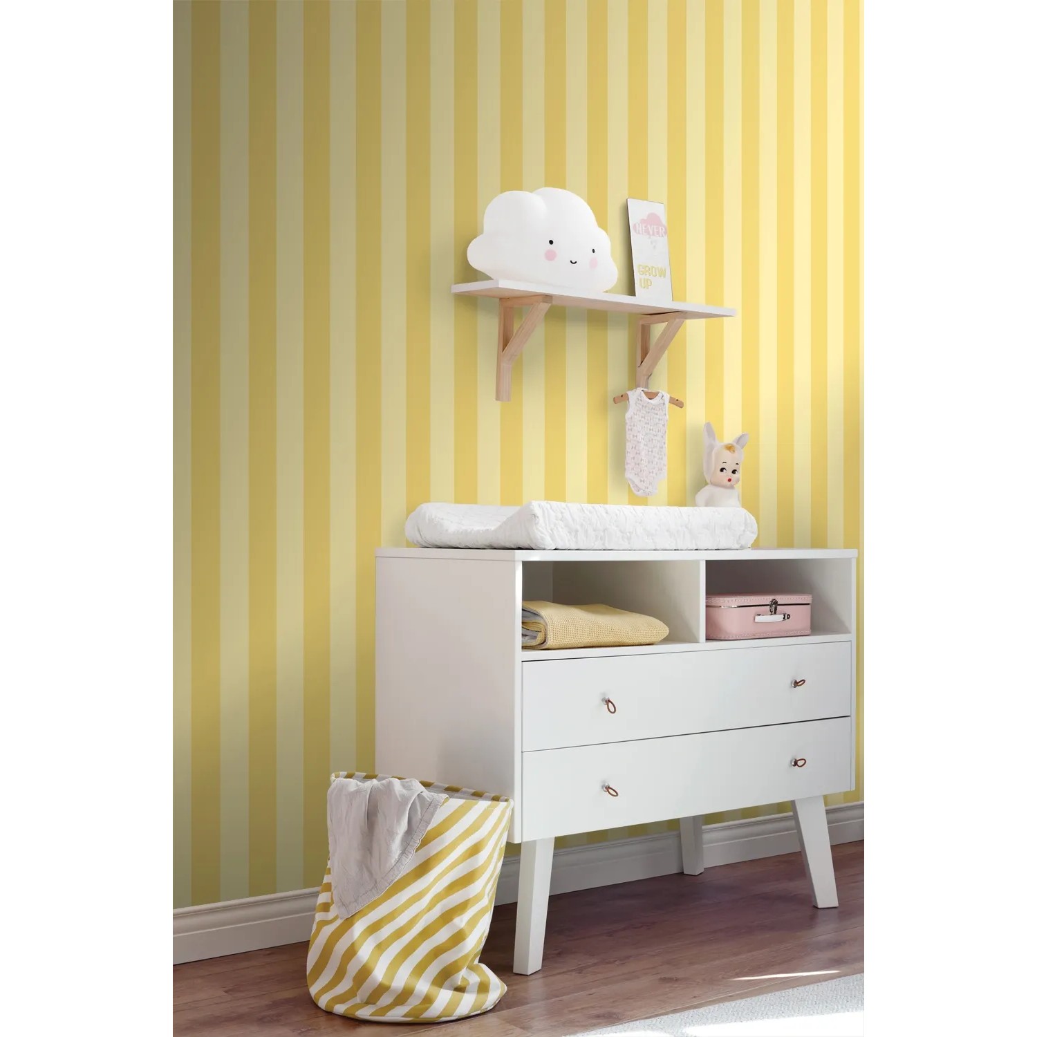 ESTAhome Vliestapete mit gelben Streifen in einem Kinderzimmer. Moderne Wanddekoration.