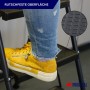 Detailaufnahme: Rutschfeste Stufe der PROREGAL Trittleiter mit gelbem Schuh. Sicheres Steigen auf der Leiter.