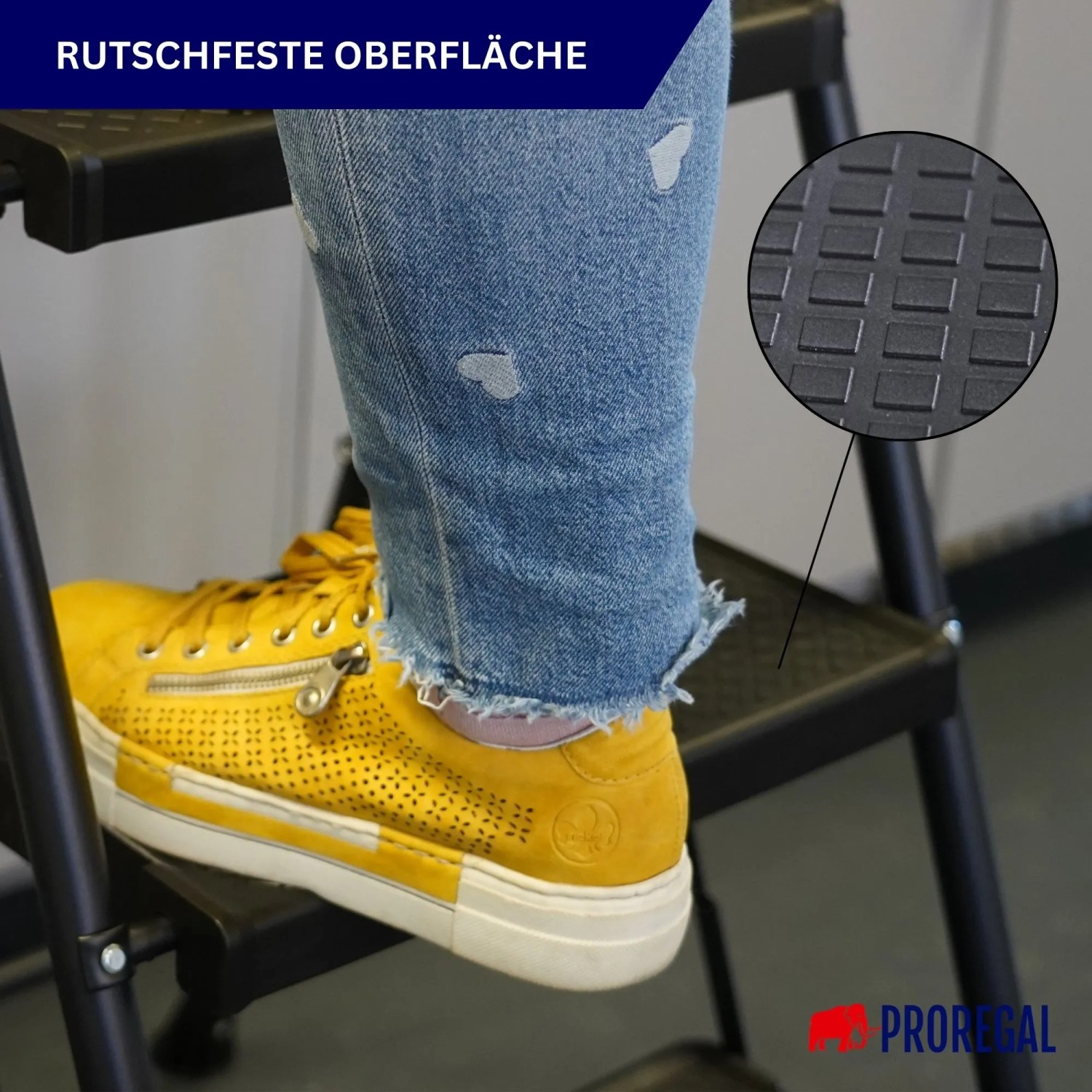 Detailaufnahme: Rutschfeste Stufe der PROREGAL Trittleiter mit gelbem Schuh. Sicheres Steigen auf der Leiter.