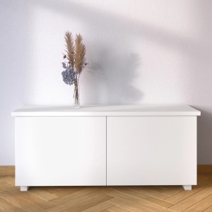 CREATE! by OBI Buntlack Willi Blütenweiß (seidenmatt) auf weißem Sideboard mit Dekoration.