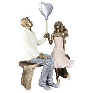 Dekorative Gilde Figur: Bronzefarbenes Paar sitzt auf Bank, hält silbernen Herzballon. Kunstharz Skulptur, 24,5 cm.