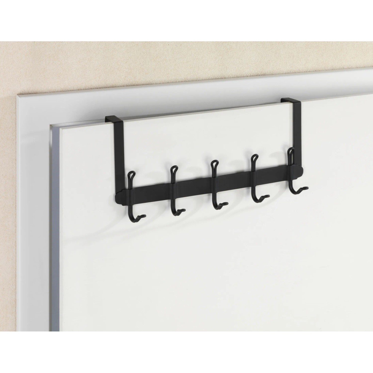Schwarze Wenko Türgarderobe Nostalgie mit 5 Haken, eingehängt an einer weißen Tür.