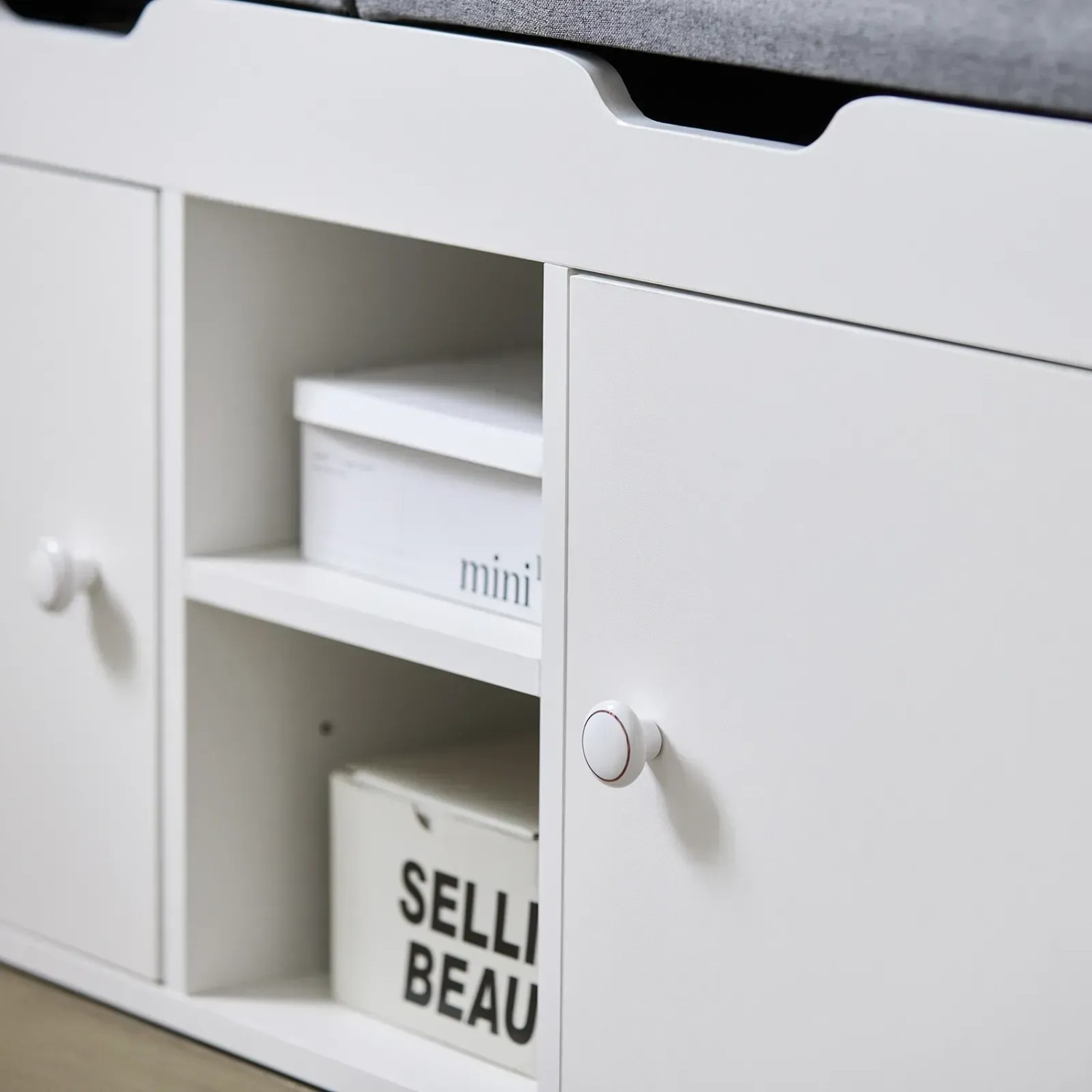SoBuy Schuhbank FSR96-W mit Sitzkissen und Stauraum, weiße Bank mit Fächern und Türen.