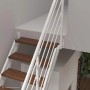 Intercon Raumspartreppe London: weiße Stahlwangentreppe mit dunklen Buchenstufen und einseitigem Geländer, 13 Stufen.