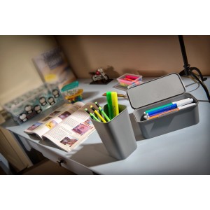 Graue Aufbewahrungsbox Divider High mit Stiften und Markern als Ordnungssystem.