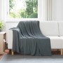 Dunkelgraue vidaXL Fleece Überwurfdecke auf weißem Sofa im Wohnzimmer. Gemütliche Decke für Ihr Zuhause.