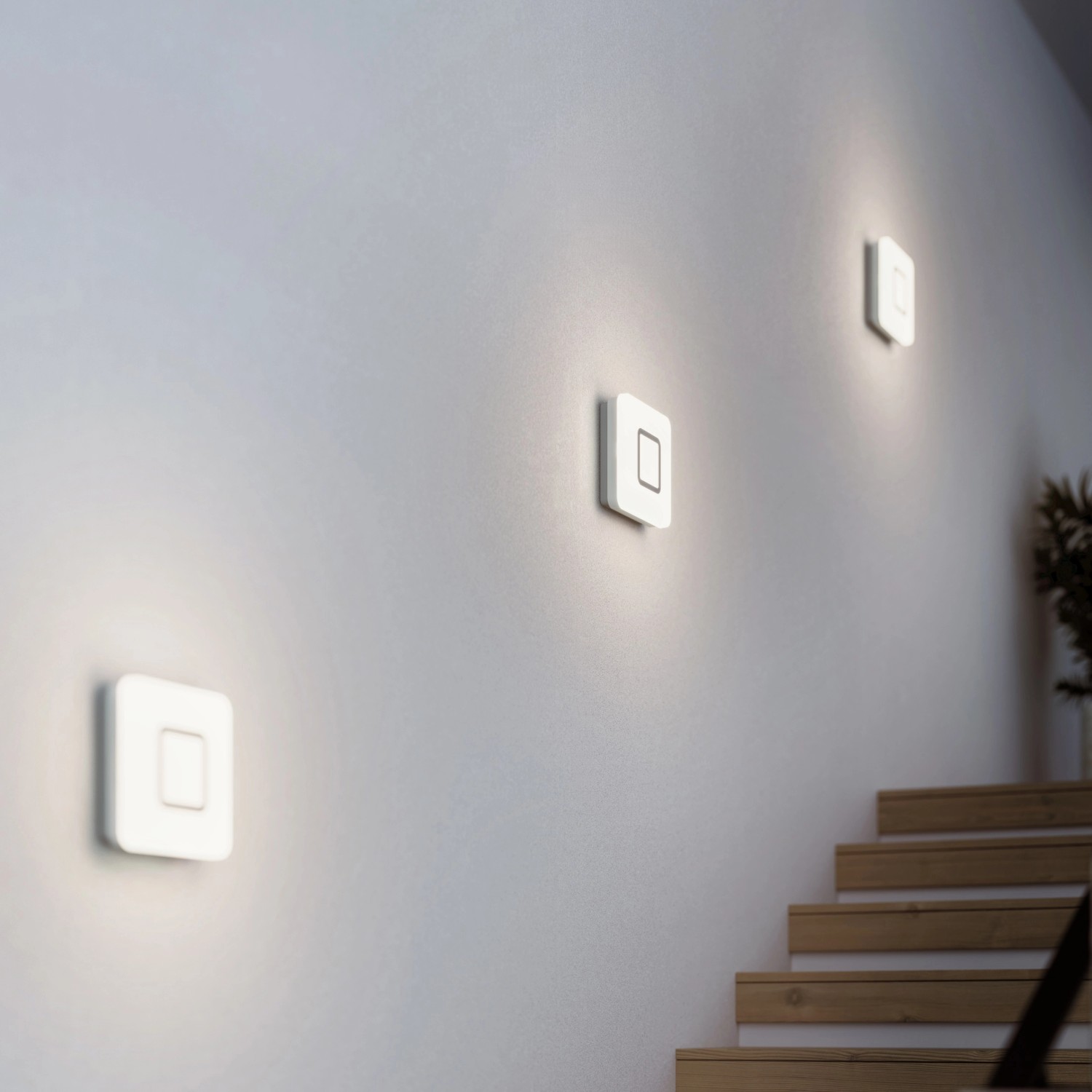 Drei Steinel LED-Deckenleuchten RS LED M1 S Edelstahl mit Bewegungsmelder an einer Treppe.