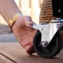 Detailaufnahme: Bremse am Rad des schwarzen Axi Kühlwagen Retro 76 l.