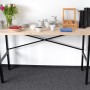 rikta Werkbank 159 cm als Buffettisch gedeckt mit Geschirr, Erdbeerkuchen und Blumen.