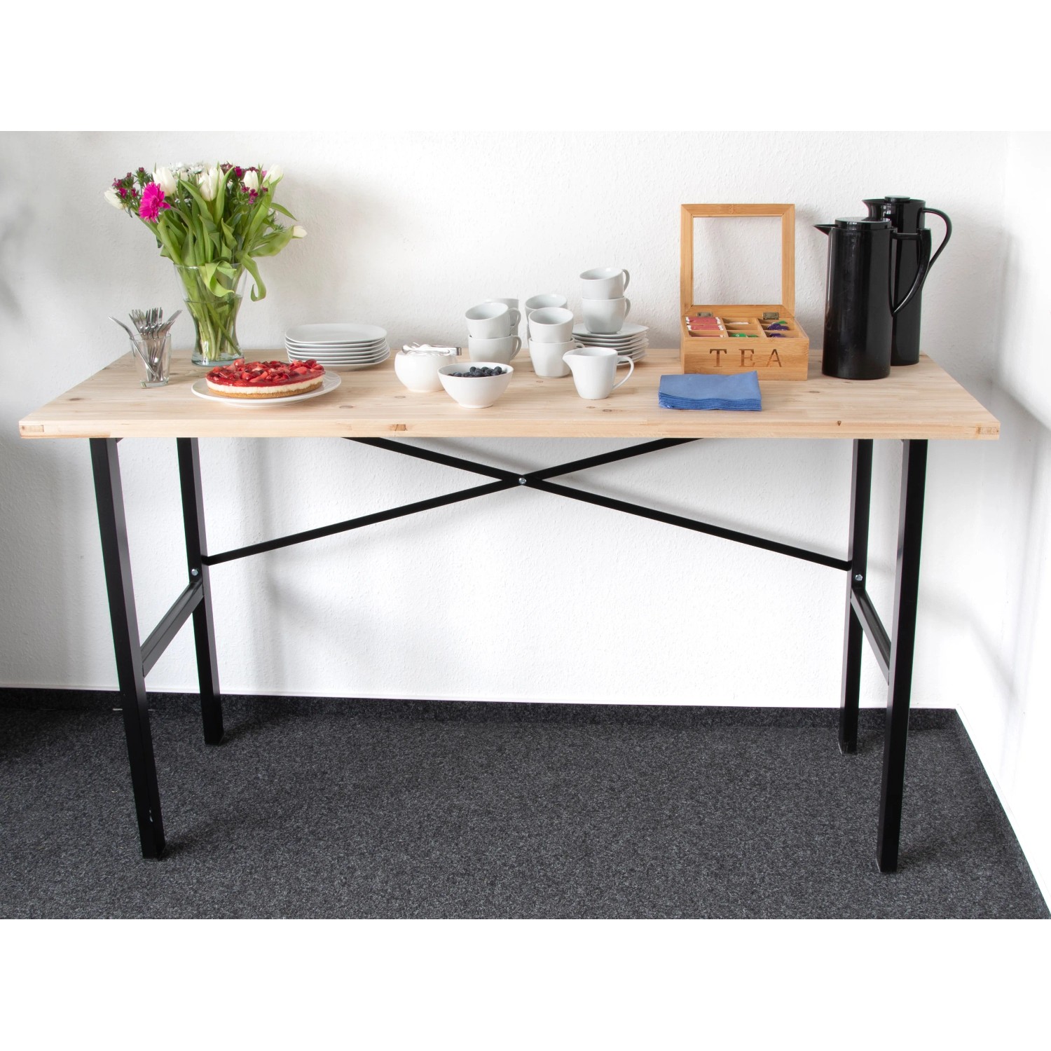 rikta Werkbank 159 cm als Buffettisch gedeckt mit Geschirr, Erdbeerkuchen und Blumen.