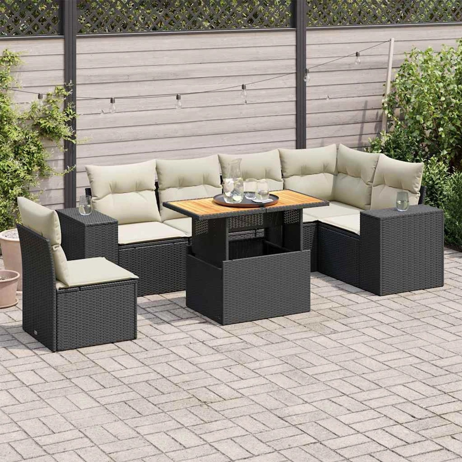 Schwarze 7-tlg. vidaXL Garten-Sofagarnitur aus Poly Rattan mit Tisch und cremefarbenen Kissen.