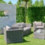 Graue 4-teilige Lounge-Gruppe Avila aus Polyrattan mit Tisch und Polstern für den Garten.