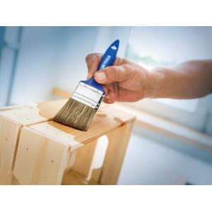 Hand lasiert Holz mit LUX Flachpinsel-Set (30, 40, 50 mm).