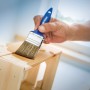Hand lasiert Holz mit LUX Flachpinsel-Set (30, 40, 50 mm).