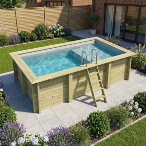 Rechteckiger ALTANKA Holzpool Aqua mit Leiter und Liegefläche im Garten.