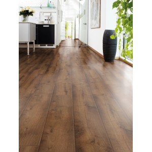 Verlegter Laminatboden Fuji Oak Eiche, Normaldiele in Holzoptik.