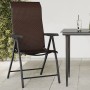 Brauner klappbarer Gartenstuhl aus Poly Rattan mit schwarzem Stahlgestell auf Terrasse.