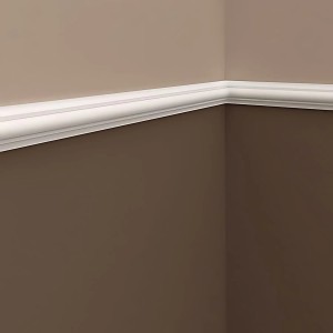 Weiße PROFHOME Wand- und Friesleiste (2x4,1 cm) als Zierleiste an einer Wand.