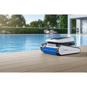 Ecovacs Poolroboter Ultramarine P1, weiß-blau, am Poolrand. Automatische Poolreinigung.
