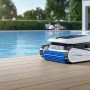 Ecovacs Poolroboter Ultramarine P1, weiß-blau, am Poolrand. Automatische Poolreinigung.