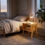 Nachttisch aus Bambus Natur mit offenem Fach neben Bett im Schlafzimmer. Teil eines stapelbaren 2er Sets.
