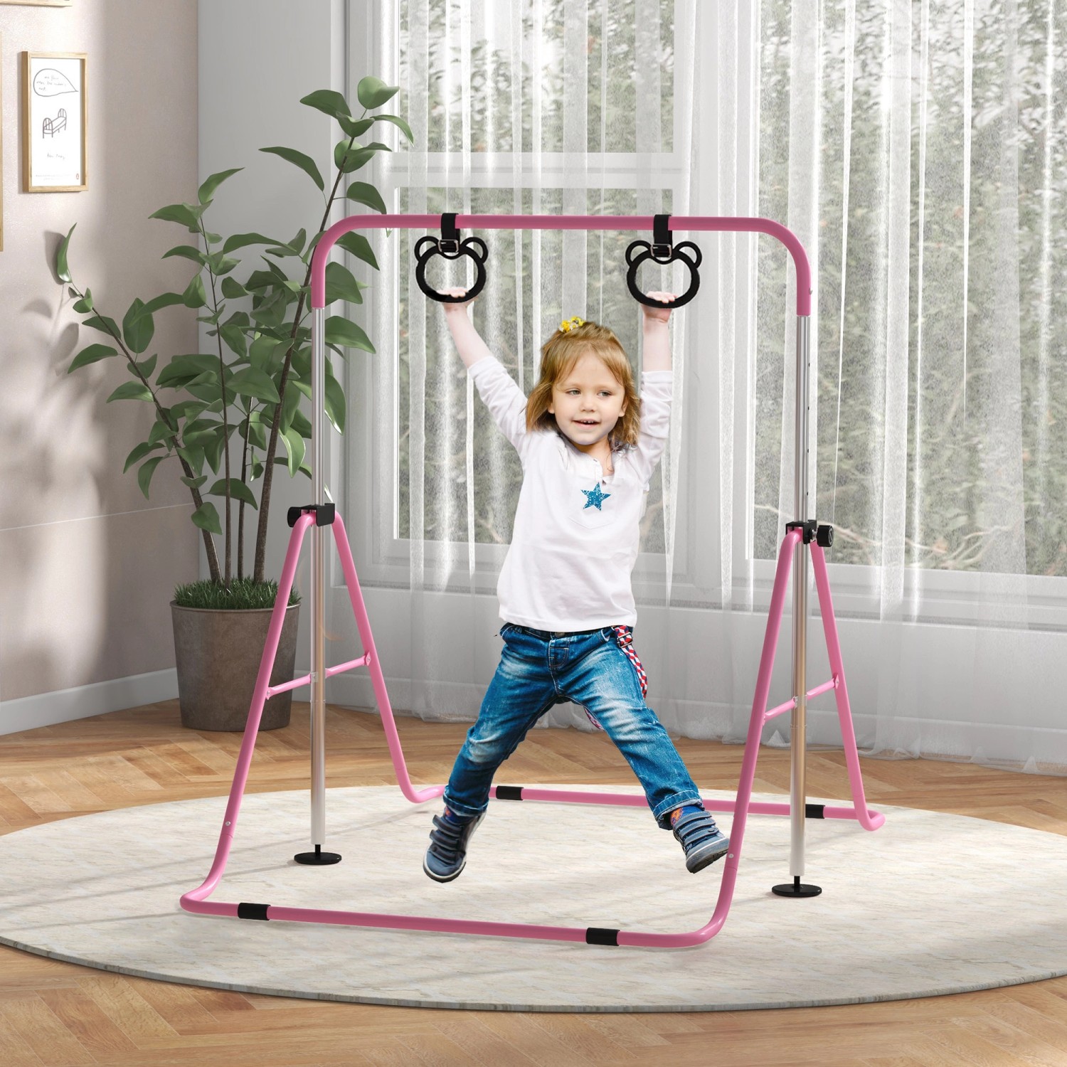 Mädchen turnt an rosa HOMCOM Kinderturnstange mit Ringen im Zimmer.