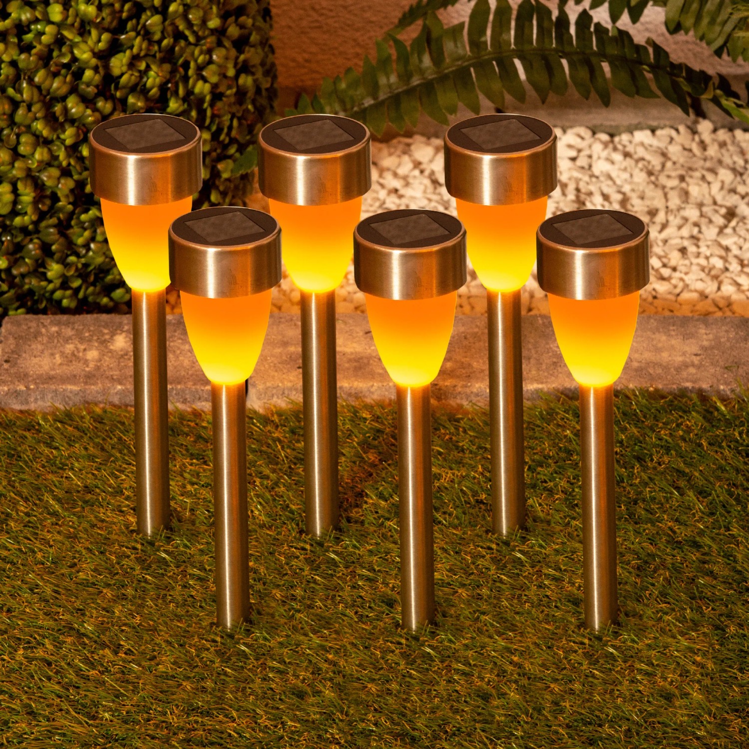 6er Set Näve LED Solar-Wegeleuchten mit Erdspieß und Flammeneffekt im Garten.
