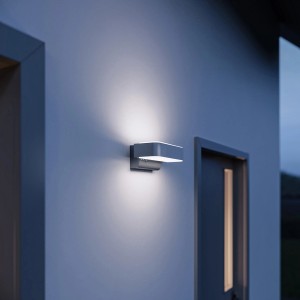 Moderne Steinel LED-Außenleuchte L 810 S in Anthrazit mit Up-/Downlight und Bewegungsmelder an Hauswand.