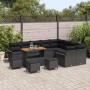 Schwarzes 13-teiliges Garten-Sofaset aus Poly Rattan und Akazienholz von vidaXL mit Kissen.
