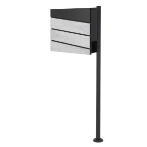 Moderner Briefkasten in Weiß-Marmoroptik mit Zeitungsfach und anthrazitfarbenem Pfosten.