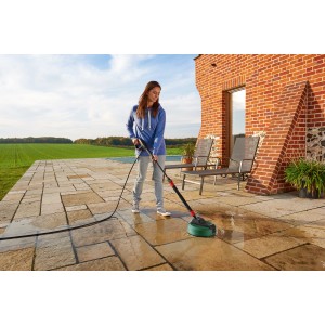 Frau reinigt Terrasse mit Bosch Aquasurf 280 Flächenreiniger. Schwenkbarer Kopf für einfache Handhabung.