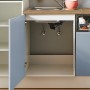 Detailansicht: pino Küchenzeile 250 cm in Pastellblau mit offenem Spülenschrank und Geschirrspüler.
