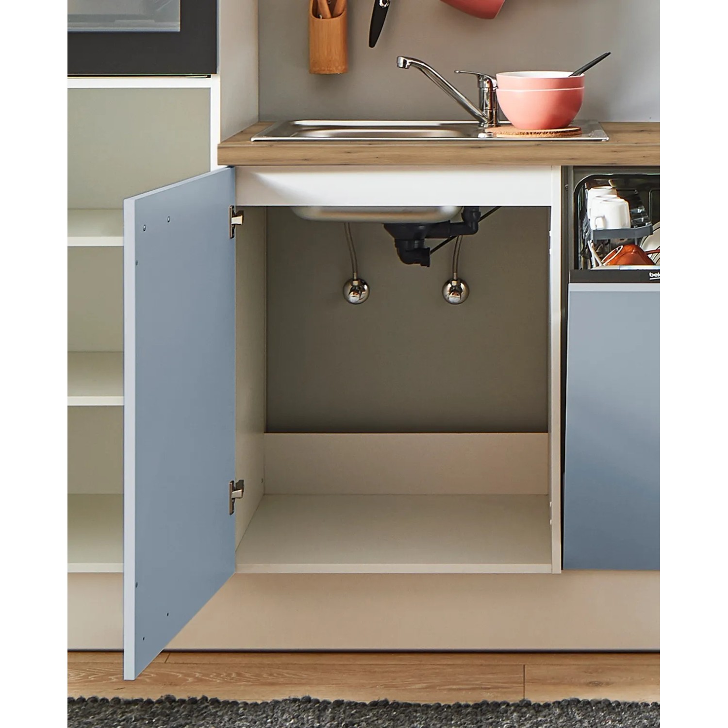 Detailansicht: pino Küchenzeile 250 cm in Pastellblau mit offenem Spülenschrank und Geschirrspüler.