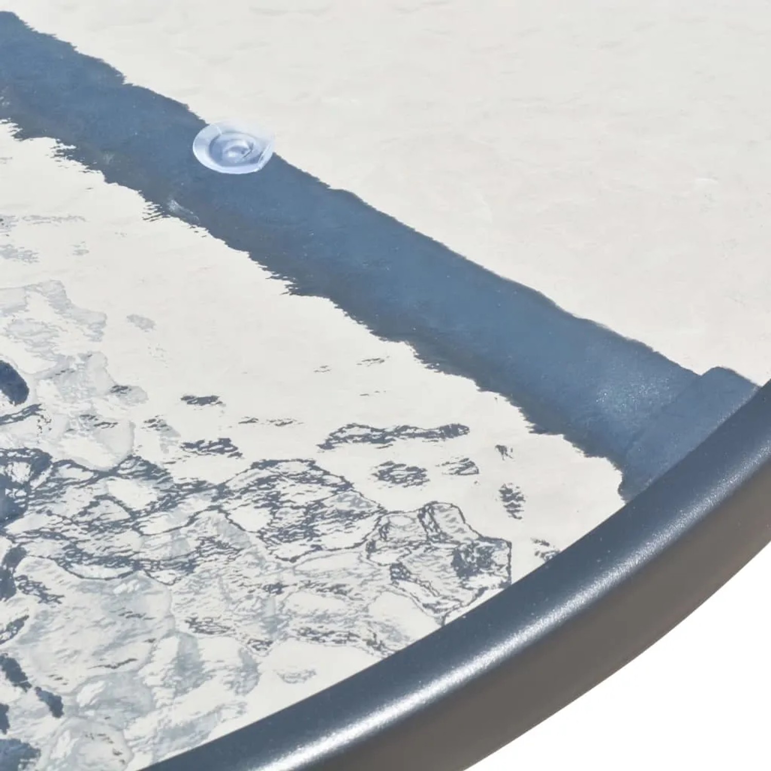 Detailaufnahme der Tischplatte aus Riffelglas der schwarzen vidaXL Garten-Essgruppe.