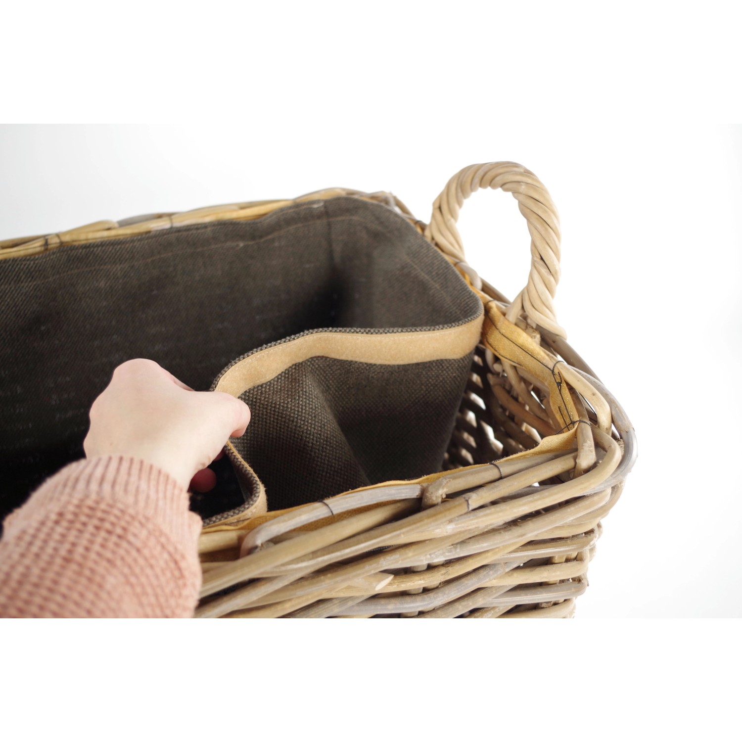 Kubu grey Rattan Holzkorb mit Stoffeinsatz und Griffen für Kaminholz oder Badaccessoires.