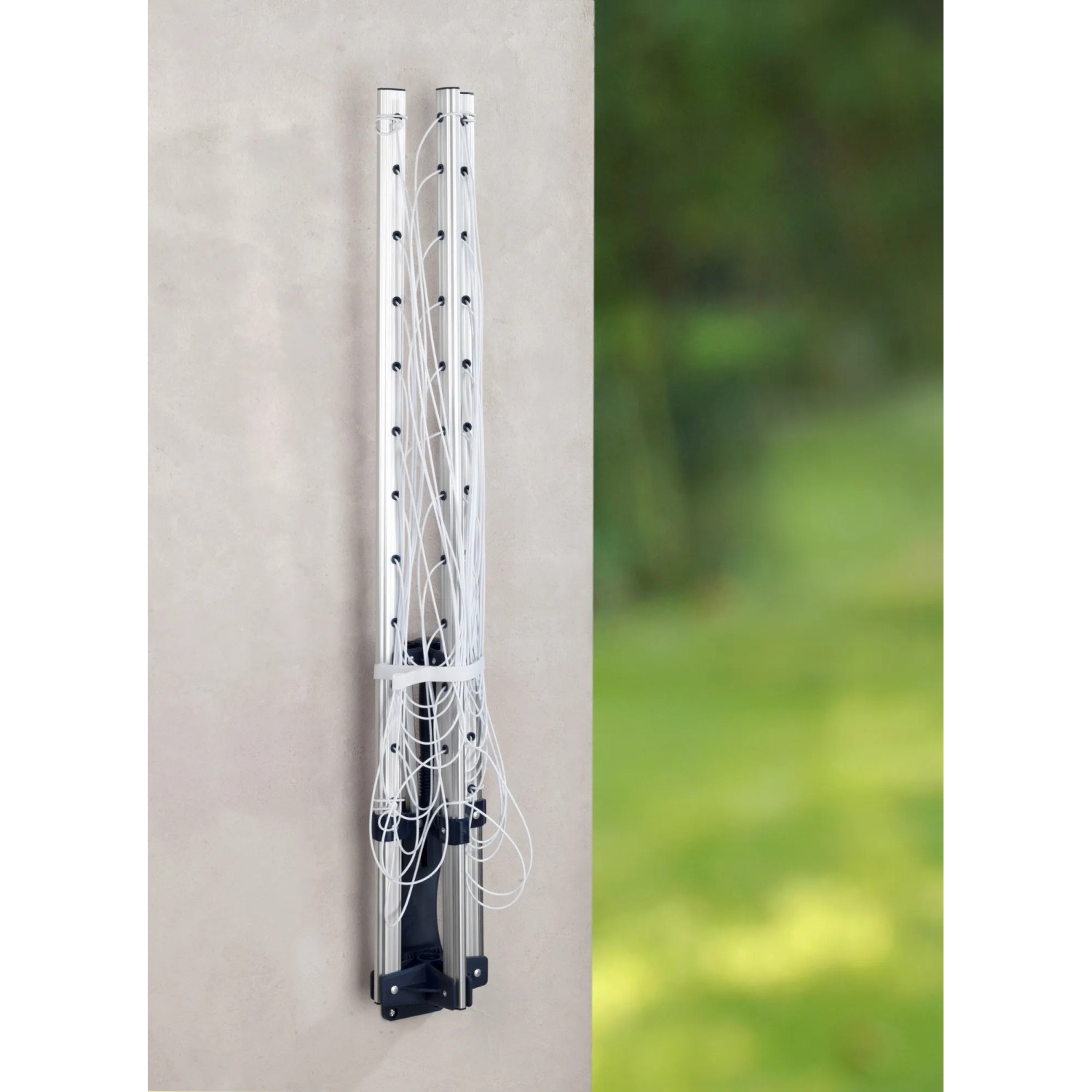 Zusammengeklappte Wenko Wand-Wäschespinne aus Aluminium, platzsparend an der Wand montiert.