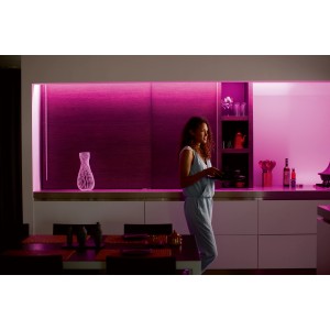 Philips Hue Lightstrip Plus Erweiterung in Küche mit farbiger Ambiente-Beleuchtung.