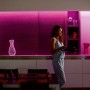 Philips Hue Lightstrip Plus Erweiterung in Küche mit farbiger Ambiente-Beleuchtung.