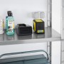 Kärcher Schnellladegerät Battery Power 36 V auf Regal, mit Reinigern und Werkzeugkiste.