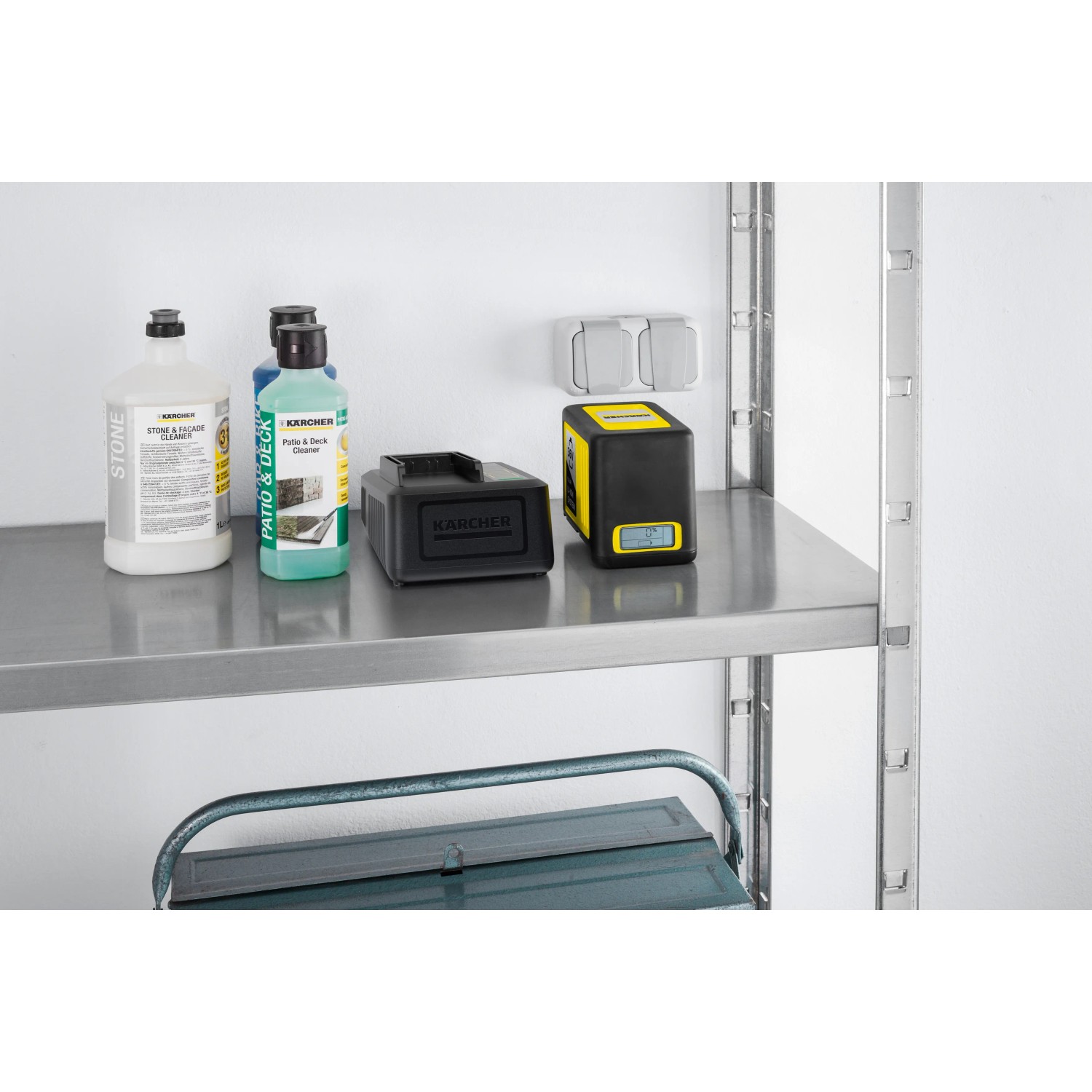 Kärcher Schnellladegerät Battery Power 36 V auf Regal, mit Reinigern und Werkzeugkiste.