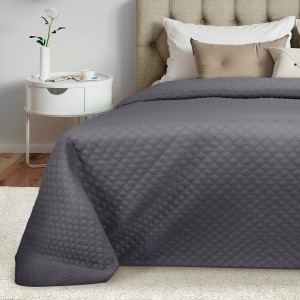 Anthrazitfarbene Beautissu Olivia Tagesdecke 220x240 cm mit Steppmuster auf Bett.