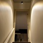 Mr. Beams LED-Außenwandleuchte MB310 mit Sensor beleuchtet einen Flur.