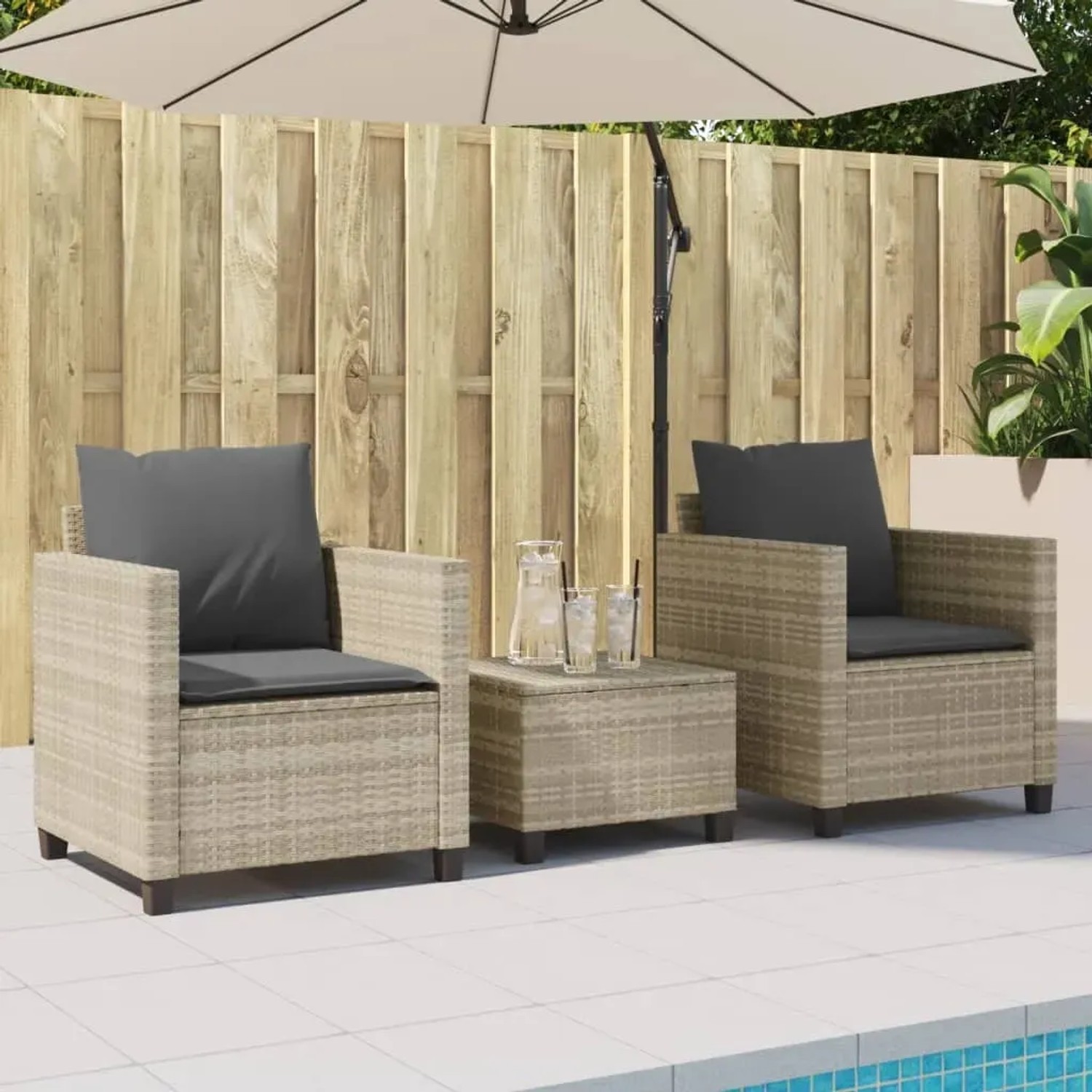 Hellgraues 3-tlg. Bistro-Set aus Polyrattan mit Kissen für Garten, Terrasse oder Balkon.