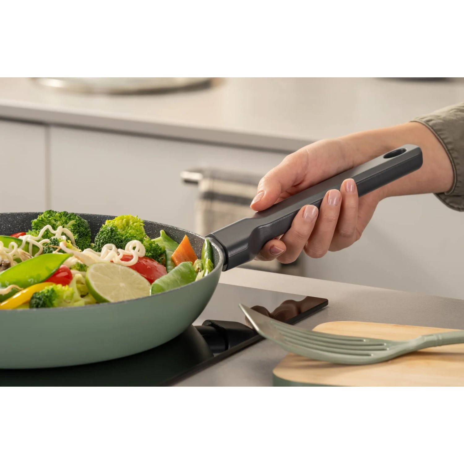 Fackelmann Pfanne Balance 28 cm mit Gemüse und ergonomischem Griff.