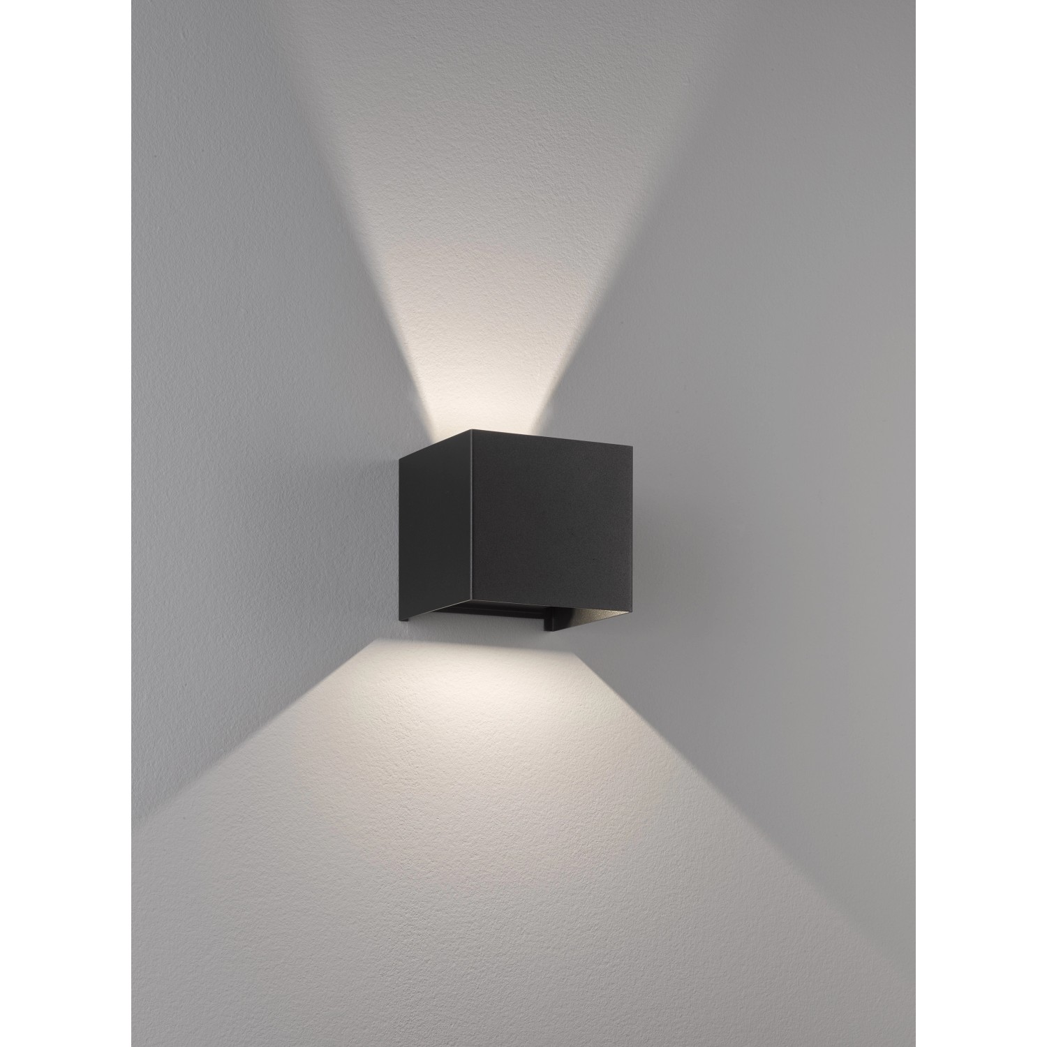 Schwarze, eckige LED-Wandleuchte Wall von Fischer & Honsel mit Lichteffekt nach oben und unten.